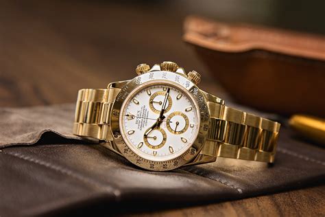 gold rolex daytona on wrist